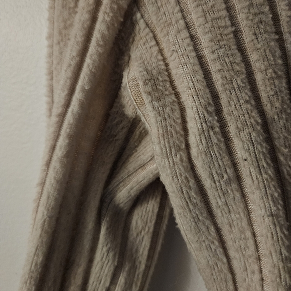 *FREE IN A BUNDLE* Ribbed Cream Knit Cropped Long Sleeve Top - Picture 3 of 4